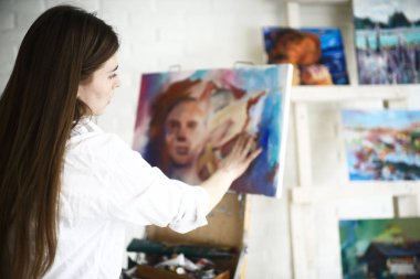 Atölye, yaratıcılık ve ilham kavramı içinde işte genç güzel kadın sanatçı