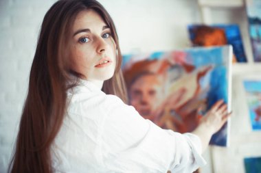 Atölye, yaratıcılık ve ilham kavramı içinde işte genç güzel kadın sanatçı