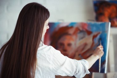 Atölye, yaratıcılık ve ilham kavramı içinde işte genç güzel kadın sanatçı