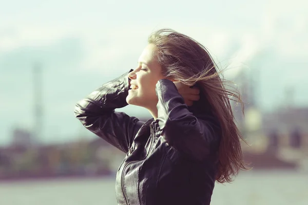 Giovane bella donna — Foto Stock