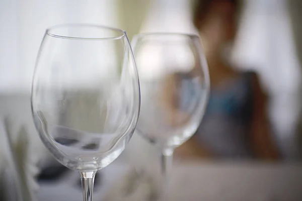Två vinglas på bordet — Stockfoto