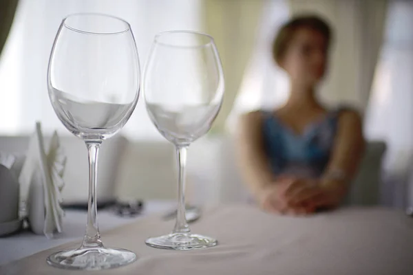 Två vinglas på bordet — Stockfoto