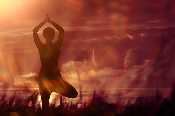 Nő, jóga, napnyugtakor ég ellen — Stock Fotó