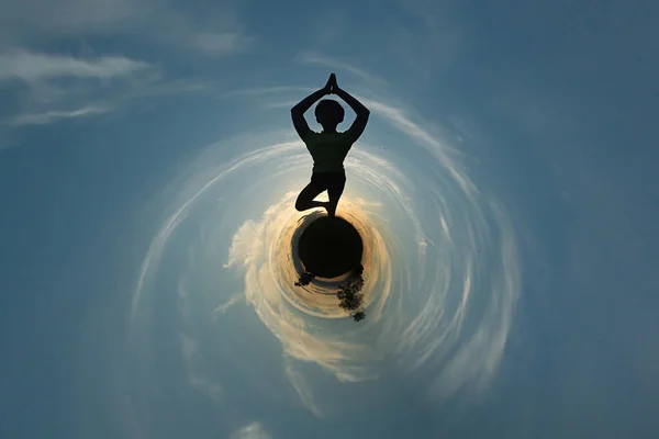 Kvinnan gör yoga mot solnedgång sky — Stockfoto