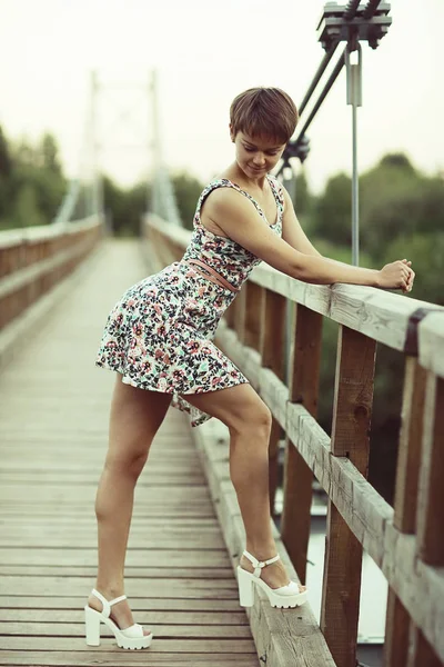 Joven vestido de mujer sale