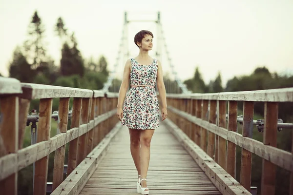 Fiatal nő, rövid ruha — Stock Fotó
