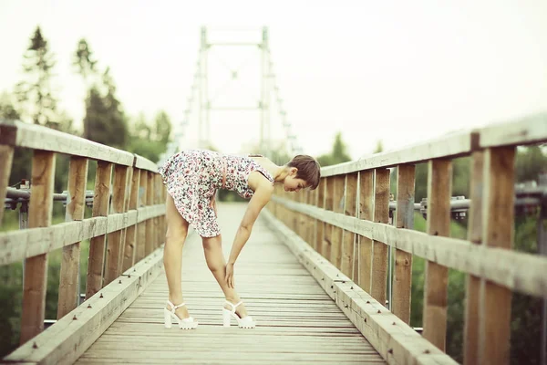 Giovane donna in abito corto — Foto Stock