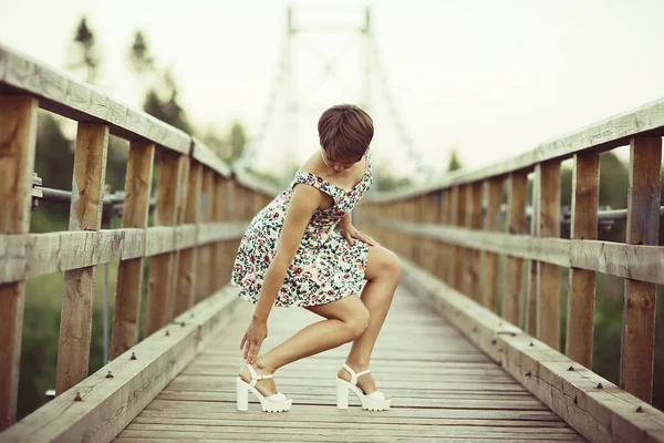 Kısa elbise, genç kadın — Stok fotoğraf