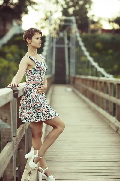 ショート ドレスの若い女性 — ストック写真