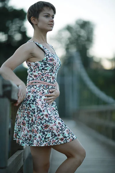 ショート ドレスの若い女性 — ストック写真