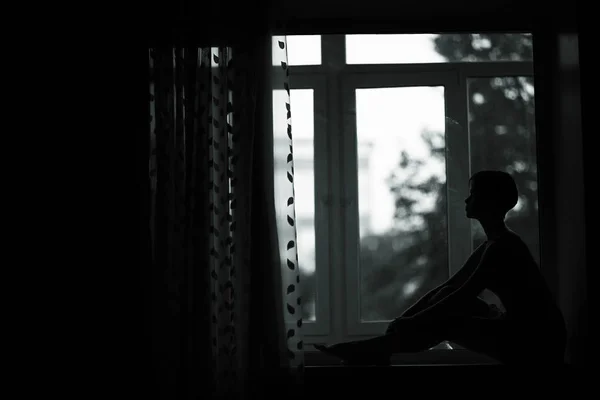 창턱에 앉아 있는 여자 — 스톡 사진