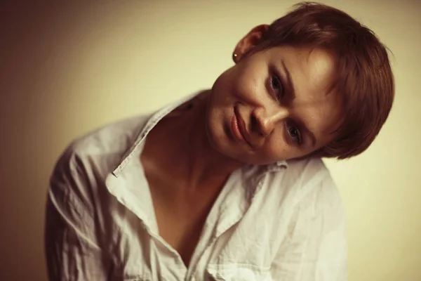 Belle femme avec coupe de cheveux courte — Photo