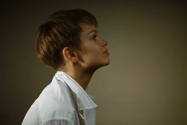 Belle femme avec coupe de cheveux courte — Photo