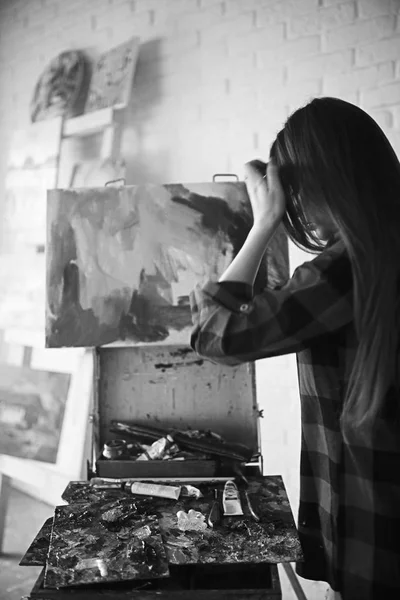 年轻美丽的女艺术家在工作的车间 创意和灵感的概念 — 图库照片