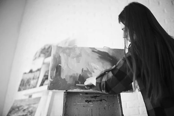 Giovane Bella Artista Femminile Lavoro Nel Workshop Creatività Concetto Ispirazione — Foto Stock