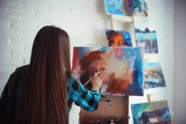 Jonge Mooie Vrouwelijke Kunstenaar Aan Het Werk Het Atelier Creativiteit — Stockfoto