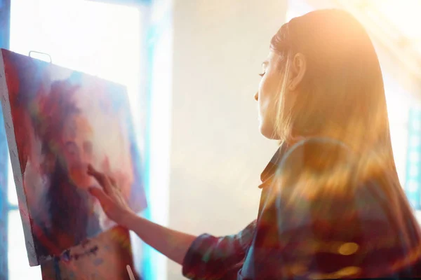 Jovem Bela Artista Feminina Trabalho Oficina Criatividade Inspiração Conceito — Fotografia de Stock