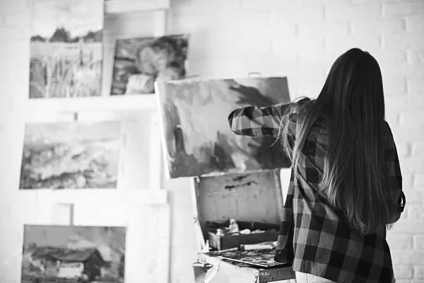 Jovem Bela Artista Feminina Trabalho Oficina Criatividade Inspiração Conceito — Fotografia de Stock