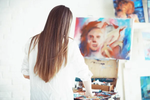 Joven Hermosa Artista Femenina Trabajo Taller Creatividad Inspiración Concepto — Foto de Stock