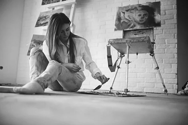 Jeune Belle Artiste Féminine Travail Dans Atelier Concept Créativité Inspiration — Photo