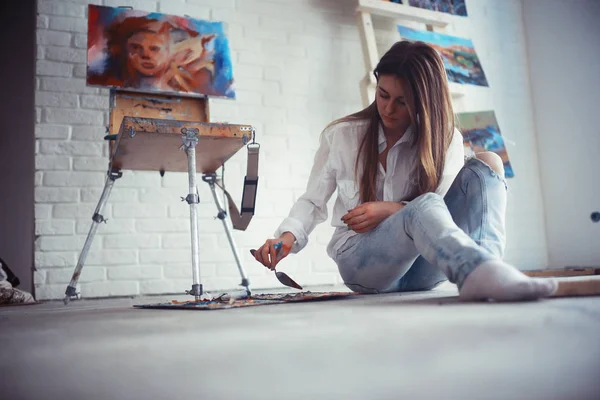 Jovem Bela Artista Feminina Trabalho Oficina Criatividade Inspiração Conceito — Fotografia de Stock