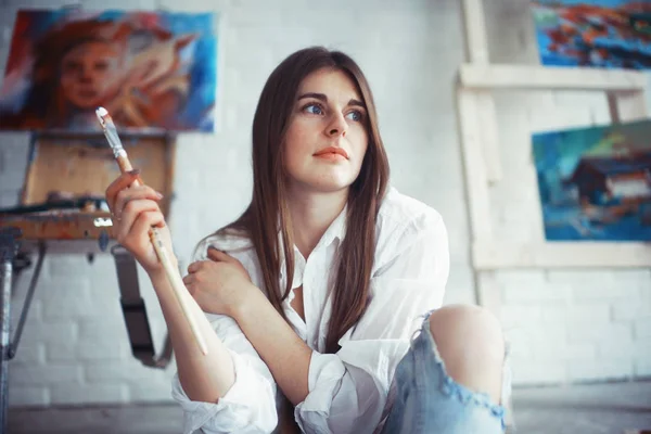 Jonge Mooie Vrouwelijke Artiest Met Kwast Werkplaats — Stockfoto