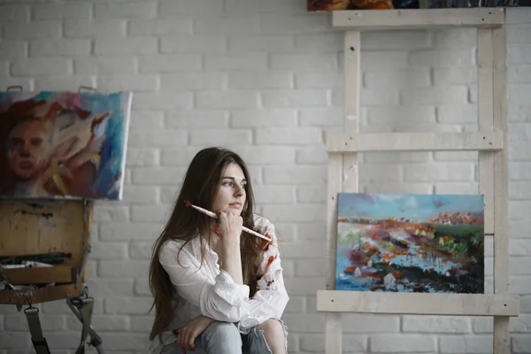 Young Beautiful Female Artist Holding Paint Brush Workshop — Stock Photo, Image