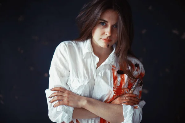 Porträtt Vacker Ung Kvinna Vit Skjorta Med Färg Fläckar — Stockfoto