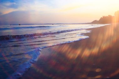 Gün batımında sahilde dalgalar