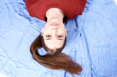 Yatakta uzanan kadın