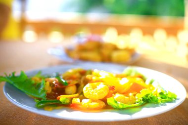 Akşam yemeği, karides salatası 