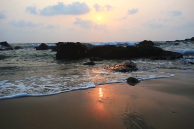 Sahilde güzel bir gün batımı