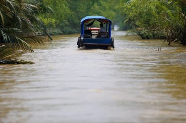 Tekne nehir boyunca ilerliyor. 