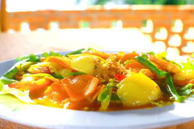 Akşam yemeği, karides salatası 