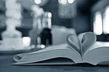 kitap sayfaları kalp şekli