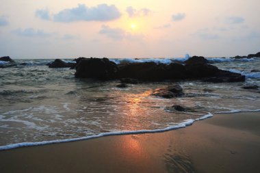 Sahilde güzel bir gün batımı