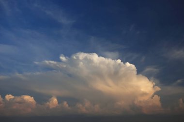 gün batımı anda gökyüzündeki bulutlar