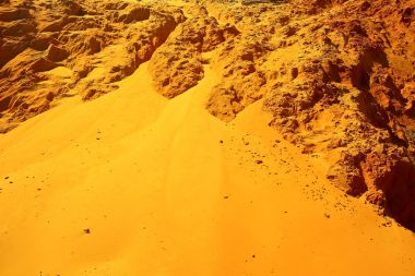 dolambaçlı bir dağ yolu 