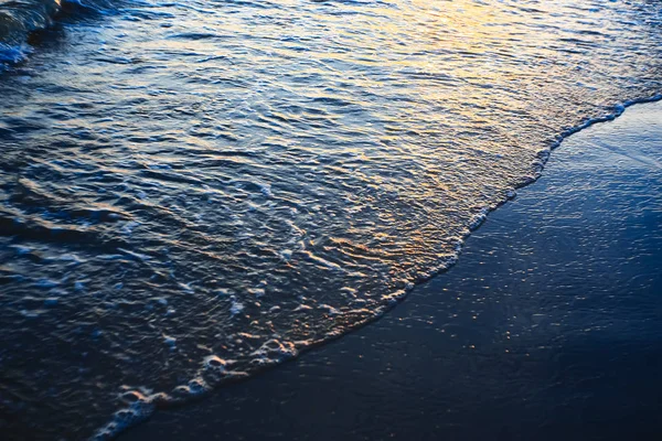 Strand in de tropen bij zonsondergang — Stockfoto