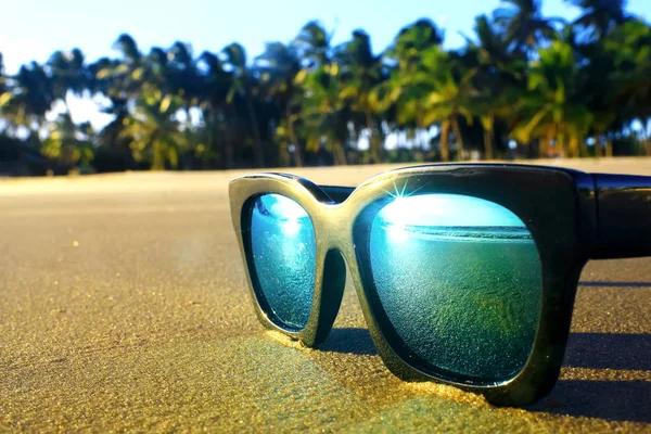 Сонцезахисні окуляри лежать на пляжі — стокове фото