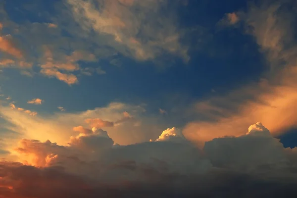 Tramonto sulla riva del lago la sera — Foto Stock