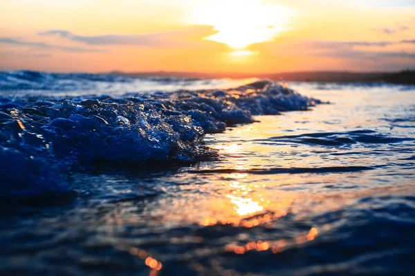 Playa en los trópicos al atardecer — Foto de Stock