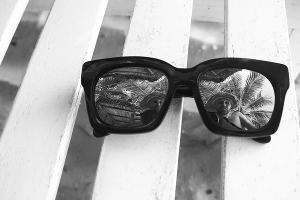 Okulary przeciwsłoneczne, leżąc na leżaku — Zdjęcie stockowe
