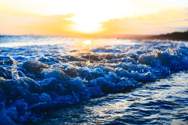 Strand in de tropen bij zonsondergang — Stockfoto