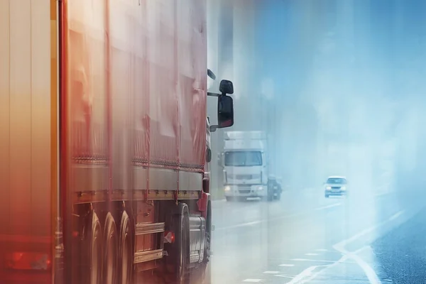 Vrachtwagens op weg, logistiek — Stockfoto