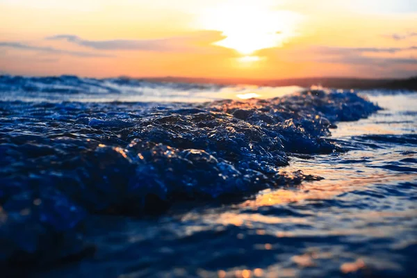 Playa en los trópicos al atardecer — Foto de Stock