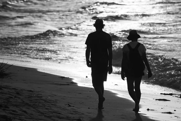 Homme et femme marchant sur la plage — Photo