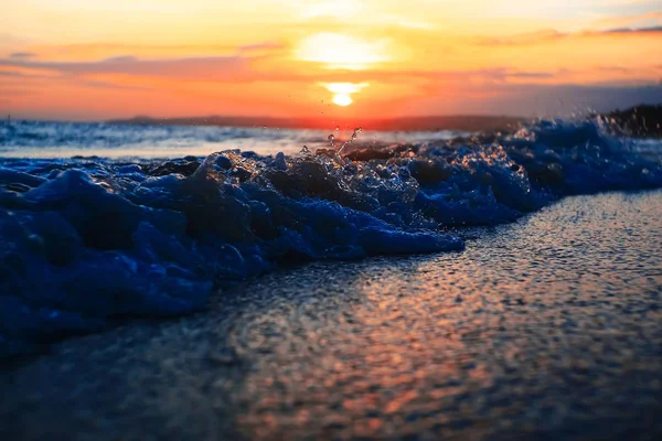 Vågor på stranden vid solnedgången — Stockfoto