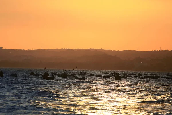 Plage sous les tropiques au coucher du soleil — Photo