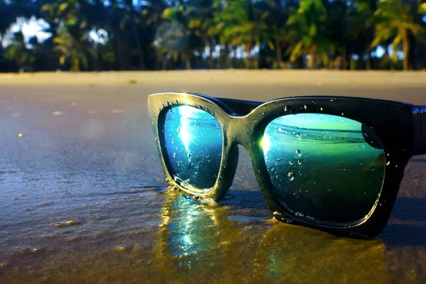 Gafas de sol en la playa —  Fotos de Stock